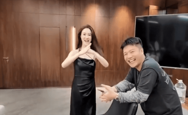 虎牙罗玉姬子跳舞路人视角，大叔情不自禁跟着摇摆，尊享“帝王”待遇-九州楼资源网-汇聚全网资源的一体化服务平台-第1张图片
