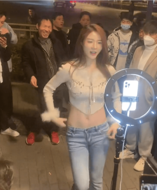 虎牙罗玉姬子跳舞路人视角，大叔情不自禁跟着摇摆，尊享“帝王”待遇-九州楼资源网-汇聚全网资源的一体化服务平台-第2张图片