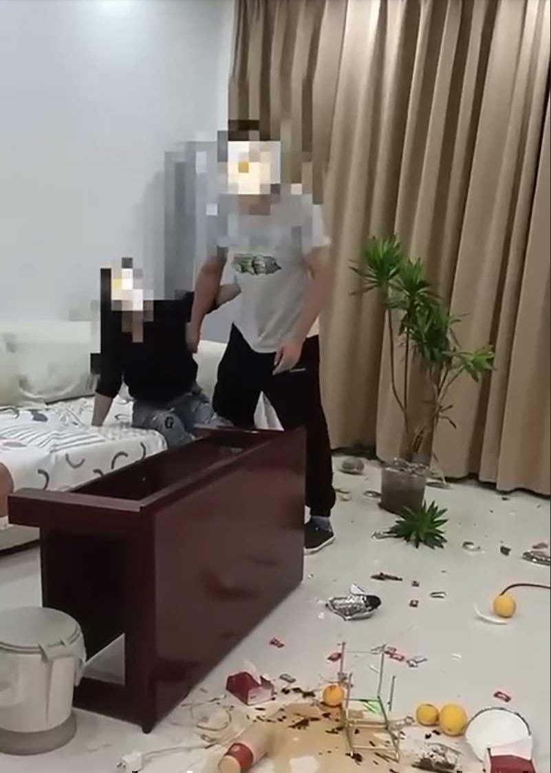 新房般绿植 绿了谁？女子曝光前任渣男从 19 岁开始被富婆BAO养了 13 年 还骗富婆没找其他女人！