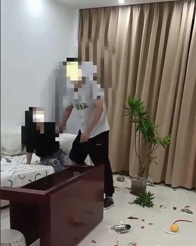 新房般绿植 绿了谁？女子曝光前任渣男从 19 岁开始被富婆BAO养了 13 年 还骗富婆没找其他女人！ 第4张